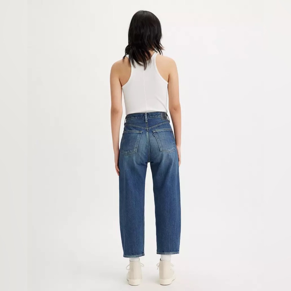 Levi's High-Rise Cropped Ankle Jeans in Medium Blue - Picture 3 of 12